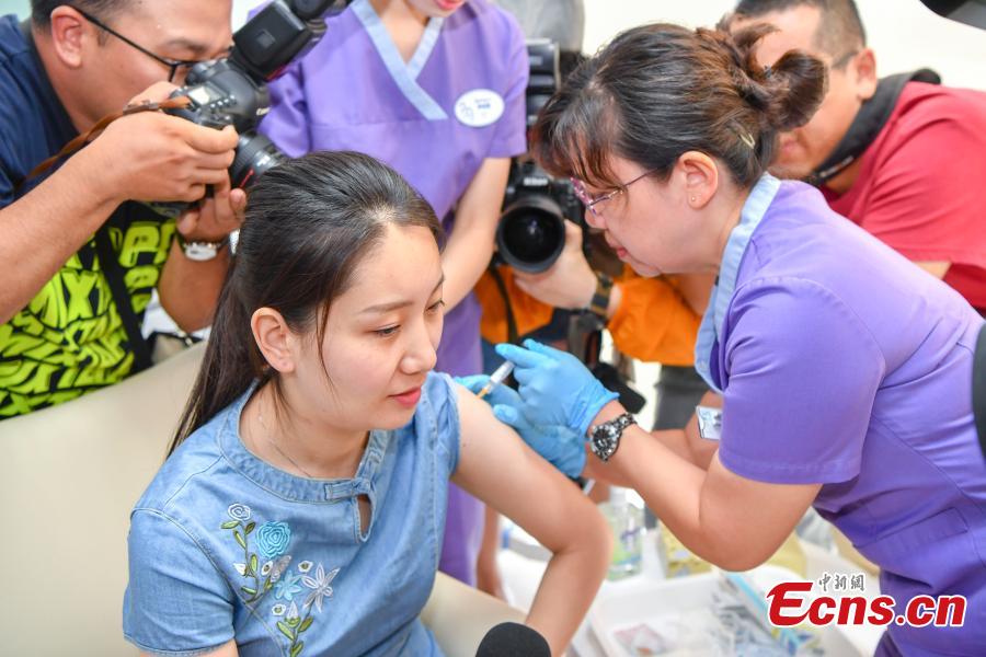 Shi Jiayu, a 25-year-old woman from Beijing, becomes the first on the Chinese mainland to receive Gardasil 9, a vaccine for human papillomavirus (HPV), administered at United Family Healthcare in Boao, South China’s Hainan Province, May 30, 2018. (Photo: China News Service/Luo Yunfei)