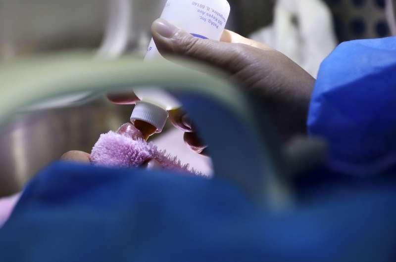 Giant panda Meng Meng gave birth to twin female cubs at the Chengdu Research Base of Giant Panda Breeding in Southwest China\'s Sichuan Province on May 23, 2018.  (Photo/Chengdu Research Base of Giant Panda Breeding)