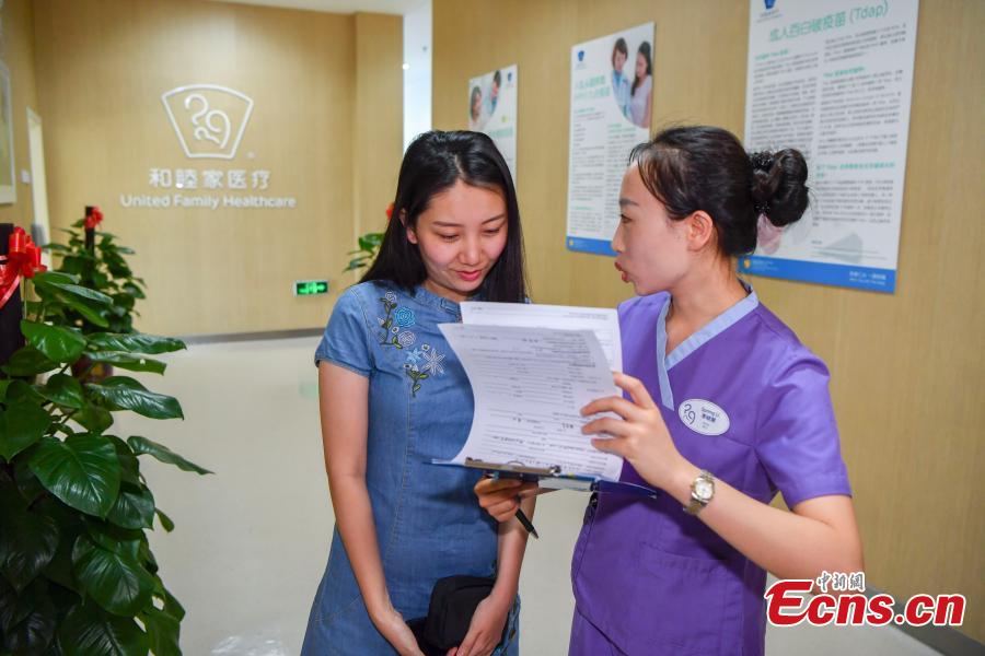 Shi Jiayu, a 25-year-old woman from Beijing, becomes the first on the Chinese mainland to receive Gardasil 9, a vaccine for human papillomavirus (HPV), administered at United Family Healthcare in Boao, South China’s Hainan Province, May 30, 2018. (Photo: China News Service/Luo Yunfei)
