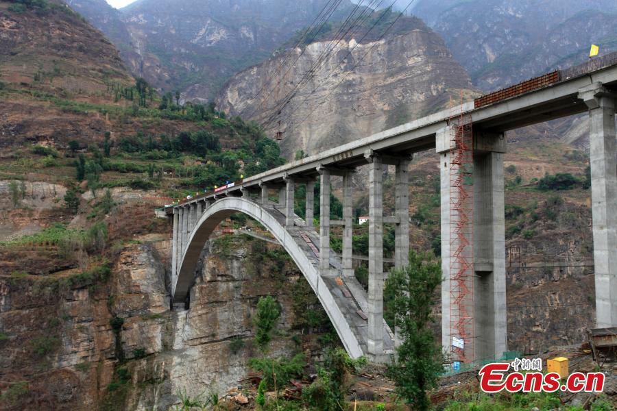 Photo taken on May 30, 2018 shows the Yingge Bridge under construction over the Jinsha River between Yingge Village in Qiaojia County, Yunnan Province and Yanjiang Village in Liangshan Prefecture, Sichuan Province. Construction of the majority of the bridge was completed Wednesday. Until now, a 470-meter cableway 260 meters above the river had served as the main transport option for villagers. It is known as the highest of its kind in Asia. In November 2015, authorities began building the bridge to improve local transport. The new bridge will be nine meters wide, 385.5 meters long, and 200 meters above the river. (Photo: China News Service/Yan Keren)