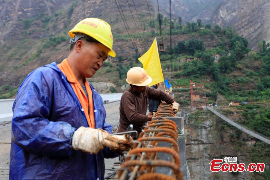 Photo taken on May 30, 2018 shows the Yingge Bridge under construction over the Jinsha River between Yingge Village in Qiaojia County, Yunnan Province and Yanjiang Village in Liangshan Prefecture, Sichuan Province. Construction of the majority of the bridge was completed Wednesday. Until now, a 470-meter cableway 260 meters above the river had served as the main transport option for villagers. It is known as the highest of its kind in Asia. In November 2015, authorities began building the bridge to improve local transport. The new bridge will be nine meters wide, 385.5 meters long, and 200 meters above the river. (Photo: China News Service/Yan Keren)