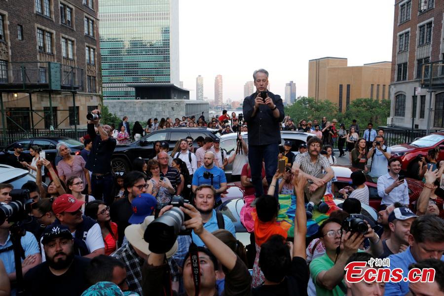 People gather at Tudor City on 42nd St in Manhattan to watch and photograph the phenomenon known as Manhattanhenge in New York City, New York, U.S. May 29, 2018. (Photo/Agencies)