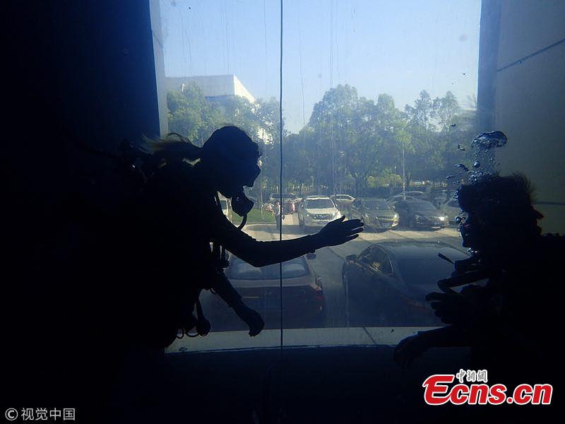 Yu Yunzhi, 24, has built a seven-meter-deep pool for scuba diving in an office building in Hangzhou, East China’s Zhejiang Province. Yu scuba dived for the first time during a visit to Taiwan in 2014. Since then, she has continued her training and achieved the highest level of certification. (Photo/VCG)