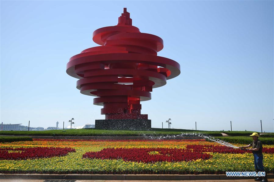 A gardener waters the flowers at the May Fourth Square in Qingdao, east China\'s Shandong Province, May 31, 2018. The 18th Shanghai Cooperation Organization (SCO) Summit is scheduled for June 9-10 in Qingdao. (Xinhua/Zhu Zheng)