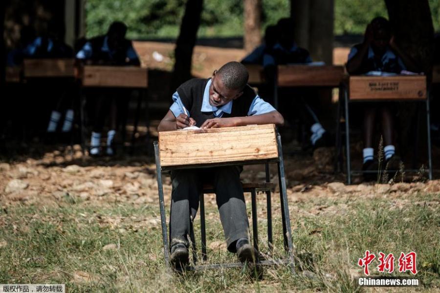 Students take an English language test on an open field at a school in Kisumu, Kenya, May 31, 2018, because the classroom was too crowded to prevent cheating. (Photo/Agencies)