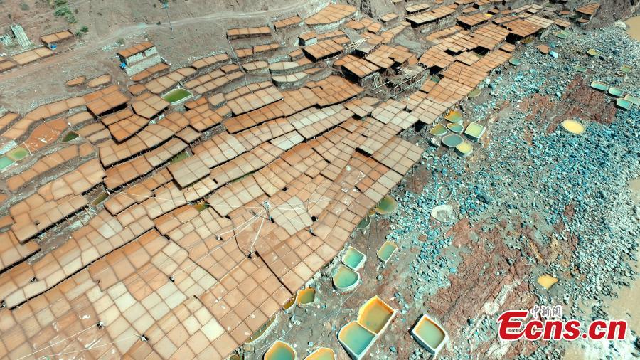 With rich salt resources, Markam county in Southwest China’s Tibet Autonomous Region has more than 3,000 salt pans near the Lancang River to evaporate brine in the sun, an ancestral technique dating back to the Tang Dynasty (618-907) and the oldest method of salt production. This salt evaporation method was listed as one of China\'s National Intangible Cultural Heritage in 2009. (Photo: China News Service/Ji Xiang)