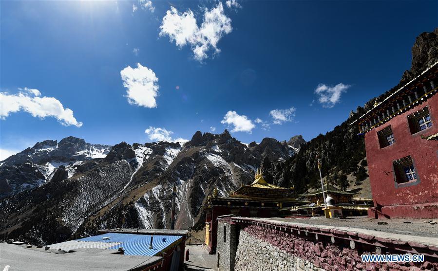 Photo taken on March 15, 2018 shows the Dana Temple in Yushu Tibetan Autonomous Prefecture, northwest China\'s Qinghai Province. Dana Temple is closely related to the Epic of King Gesar and preserves a number of relevant relics. (Xinhua/Wu Gang)