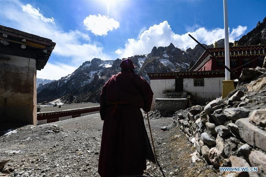 A monk is seen at Dana Temple in Yushu Tibetan Autonomous Prefecture, northwest China\'s Qinghai Province, March 15, 2018. Dana Temple is closely related to the Epic of King Gesar and preserves a number of relevant relics. (Xinhua/Wu Gang)