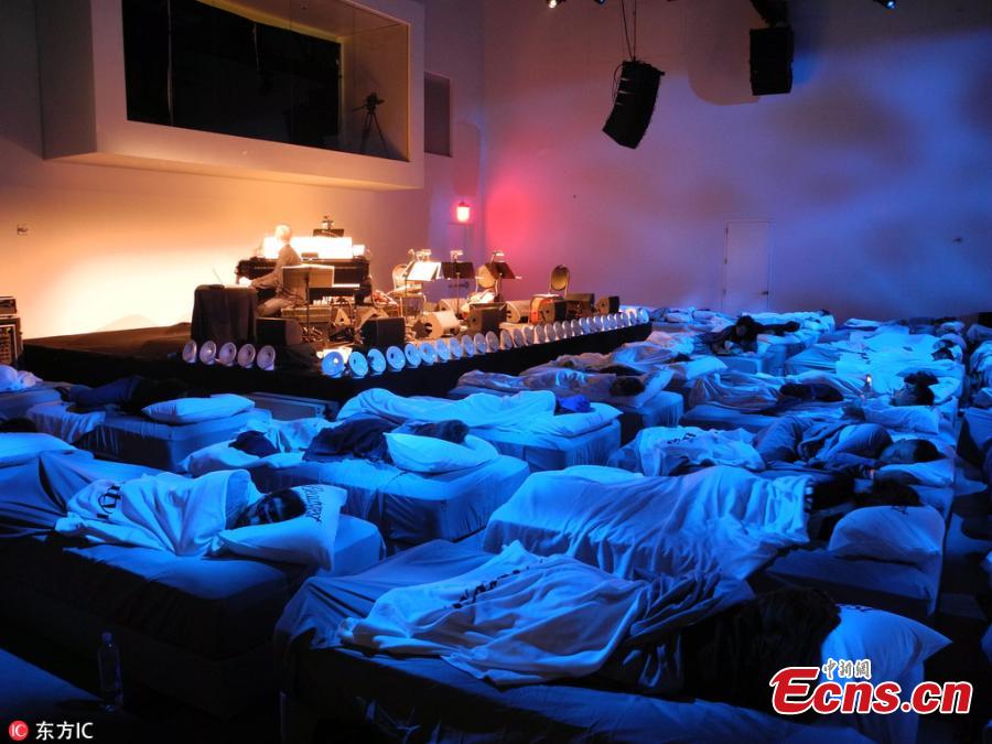 British musician Max Richter has bought his 8-hour masterpiece Sleep to New York City. The performance is scientifically designed to help the audience doze. For the concert’s New York debut, 160 Beautyrest mattresses and beds were wheeled into the downtown’s Spring Studios. (Photo/IC)