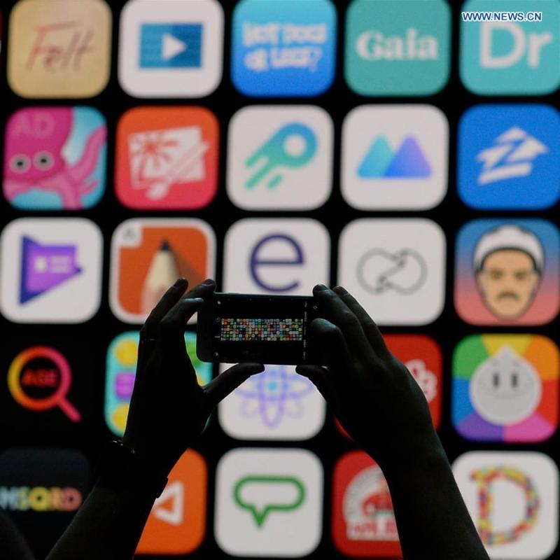 A participant takes photos during Apple\'s Worldwide Developer Conference (WWDC) at the San Jose Convention Center in San Jose, California, the United States, June 4, 2018. (Xinhua)