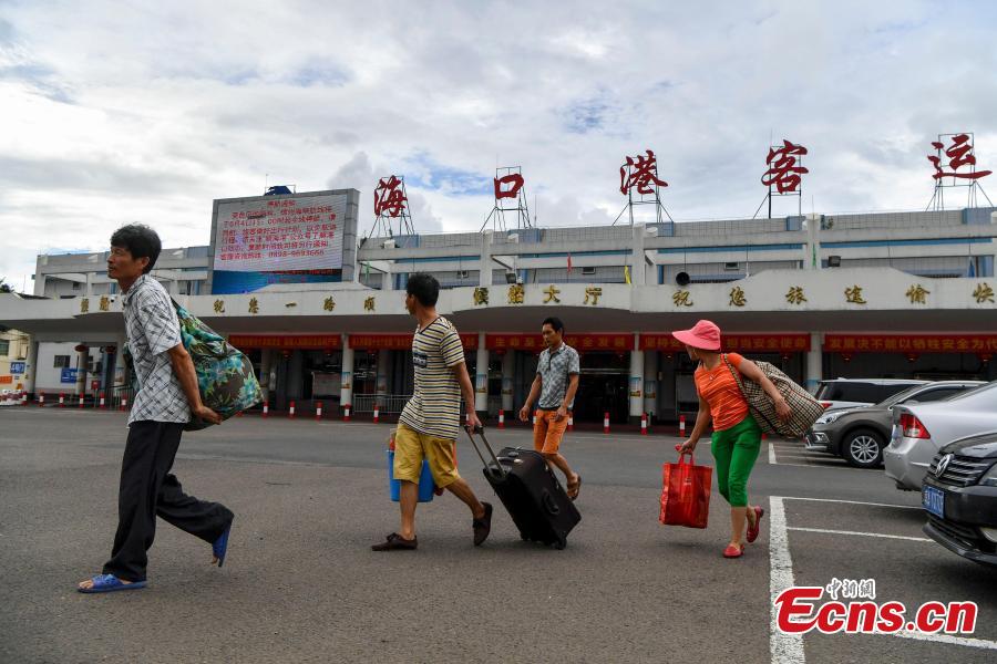 Photo taken on June 4, 2018 shows passenger ships across the Qiongzhou Strait, between Hainan and Guangdong, were halted due to an approaching typhoon, the fourth one this year. Local weather authorities said the passenger ships could resume after June 8. (Photo: China News Service/Luo Yunfei)