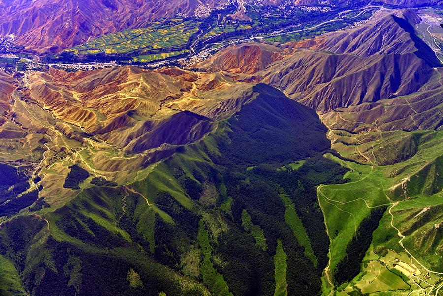 Stunning aerial shots of mountains, grasslands and deserts in Northwest China\'s Qinghai Province. (Photo/China Daily)