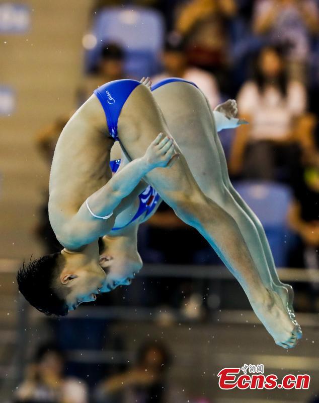 Chinese divers Lian Junjie and Si Yajie compete in the mixed 10-meter synchronized platform at the FINA Diving World Cup in Wuhan City, Central China’s Hubei Province, June 4, 2018. Lian and Si won gold with a commanding 353.31-point performance. (Photo: China News Service/Zhang Chang)
