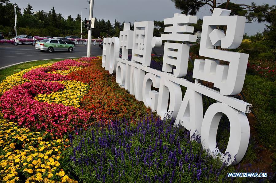 Photo taken on June 4, 2018 shows an installation made of flowers in Qingdao, east China\'s Shandong Province. The 18th Shanghai Cooperation Organization (SCO) Summit is scheduled for June 9 to 10 in Qingdao. (Xinhua/Li Ziheng)