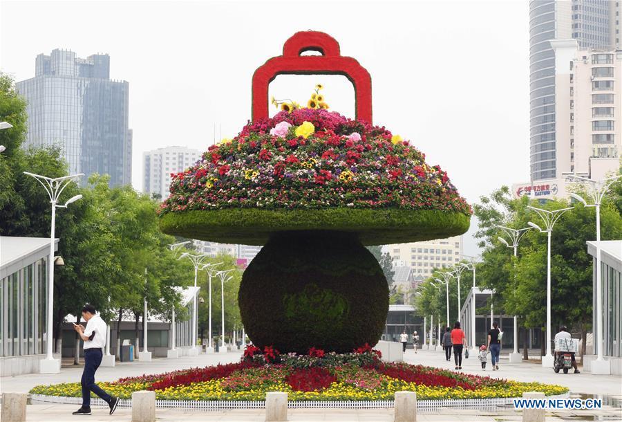 Photo taken on June 4, 2018 shows a flower installation in Qingdao, east China\'s Shandong Province. The 18th Shanghai Cooperation Organization (SCO) Summit is scheduled for June 9 to 10 in Qingdao. (Xinhua/Zhu Zheng)
