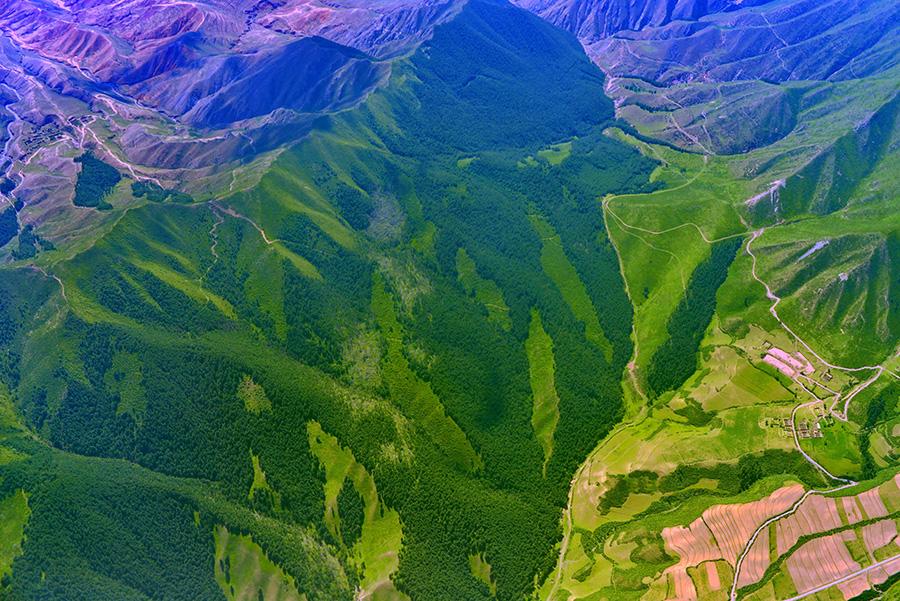 Stunning aerial shots of mountains, grasslands and deserts in Northwest China\'s Qinghai Province. (Photo/China Daily)