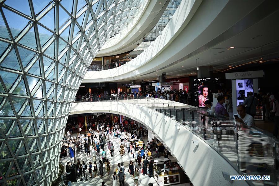 Tourists visit a duty free shop in Sanya, south China\'s Hainan Province, Feb. 18, 2018. Hainan aims to be an international tourism consumption center. (Xinhua/Guo Cheng)