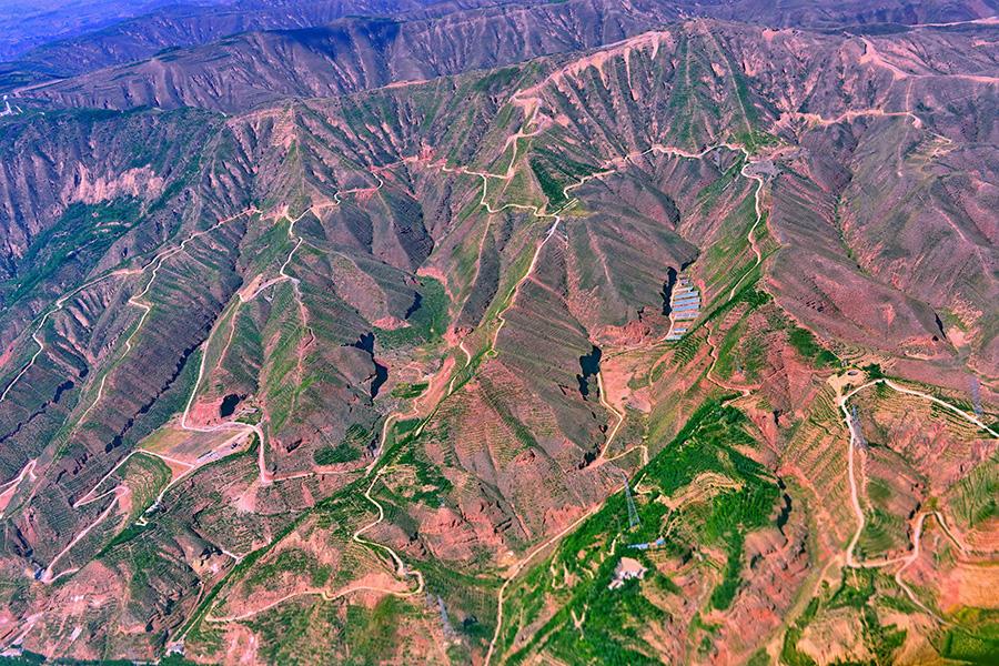 Stunning aerial shots of mountains, grasslands and deserts in Northwest China\'s Qinghai Province. (Photo/China Daily)