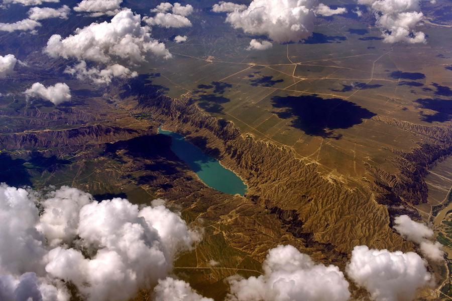 Stunning aerial shots of mountains, grasslands and deserts in Northwest China\'s Qinghai Province. (Photo/China Daily)