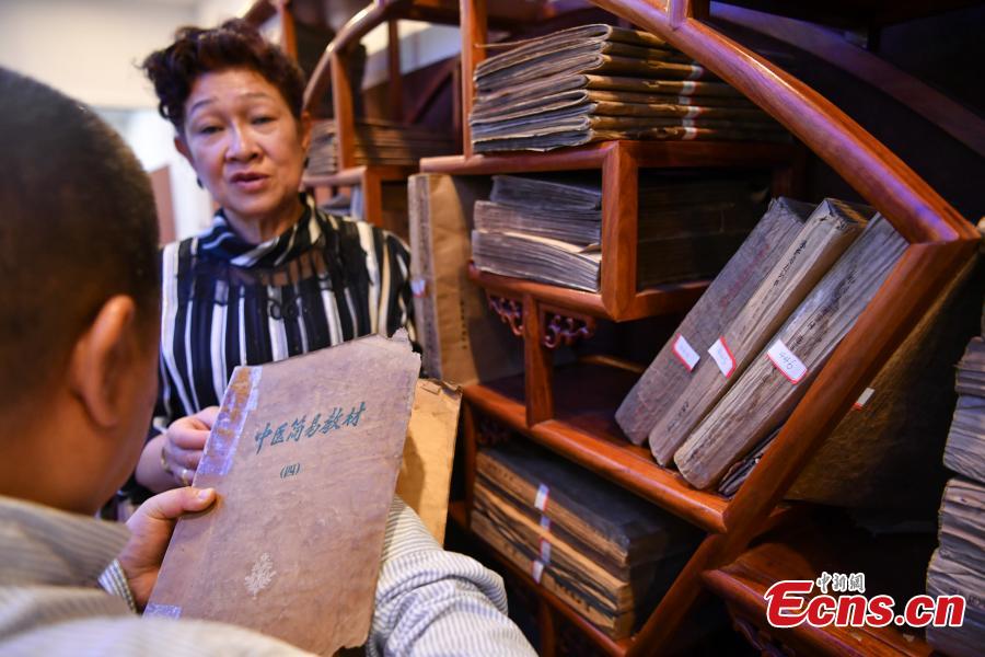 Photo taken on June 5, 2018 shows blind customers enjoying the services at a bookstore, friendly to visually impaired people, in Kunming City, Southwest China’s Yunan Province. The bookstore, run by a private company, helps the blind to use smartphones, play games and learn about music. (Photo: China News Service/Ren Dong)