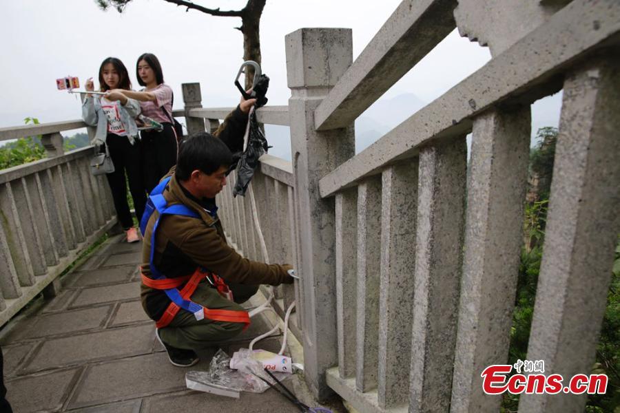 Sanitary worker Liu Wenhua collects garbage on a cliff while hanging from a cable at Wulingyuan scenic area in Zhangjiajie City, Central China’s Hunan Province, June 5, 2018. Liu, 48, has worked at the tourist attraction for nearly five years, mainly responsible for cleaning litter left by irresponsible visitors. (Photo: China News Service/Wu Yongbing)