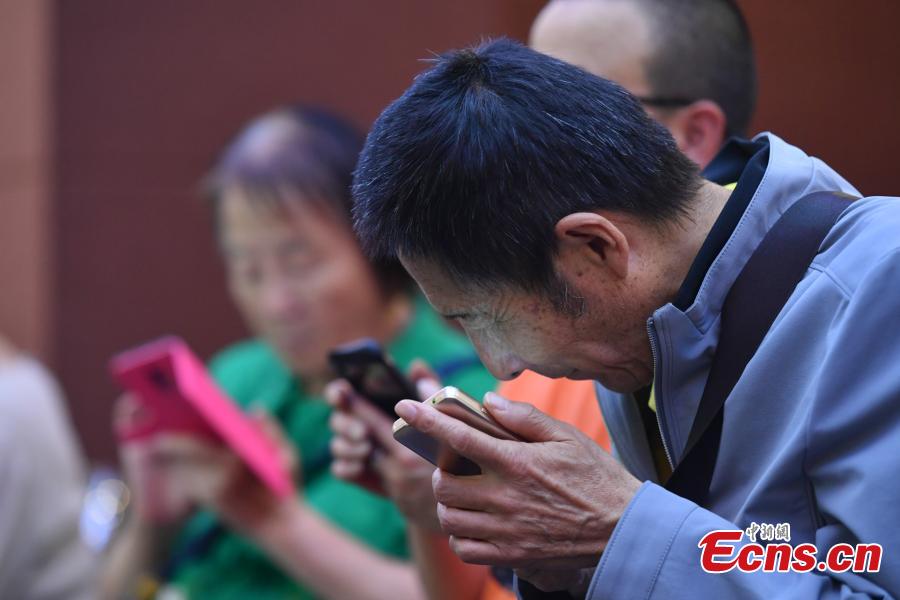 Photo taken on June 5, 2018 shows blind customers enjoying the services at a bookstore, friendly to visually impaired people, in Kunming City, Southwest China’s Yunan Province. The bookstore, run by a private company, helps the blind to use smartphones, play games and learn about music. (Photo: China News Service/Ren Dong)