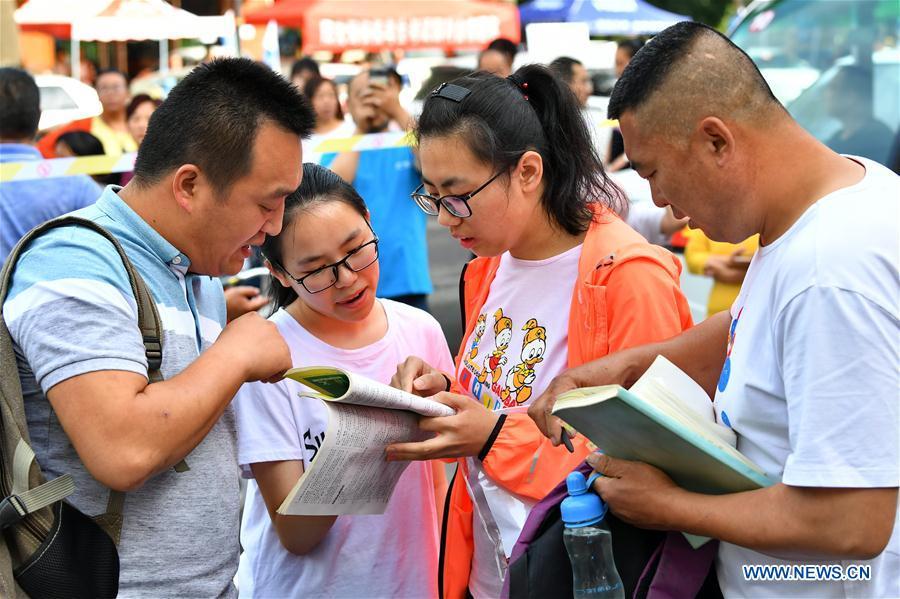 Examinees prepare for the national college entrance examination outside the exam venue at Fenyang High School in Lyuliang City, north China\'s Shanxi Province, June 7, 2018. About 9.75 million students have registered for the national college entrance examination, which takes place from June 7 to 8. (Xinhua/Cao Yang)