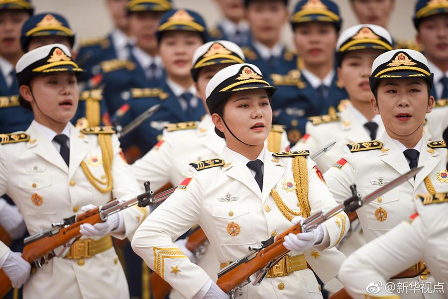 An independent formation of 55 female honor guards of the People\'s Liberation Army makes its debut during a welcome ceremony in Beijing on Wednesday. The female guards, who used to stand with the male honor guards since their debut in 2014, are appearing as an independent formation for the first time. (Photo/Xinhua)