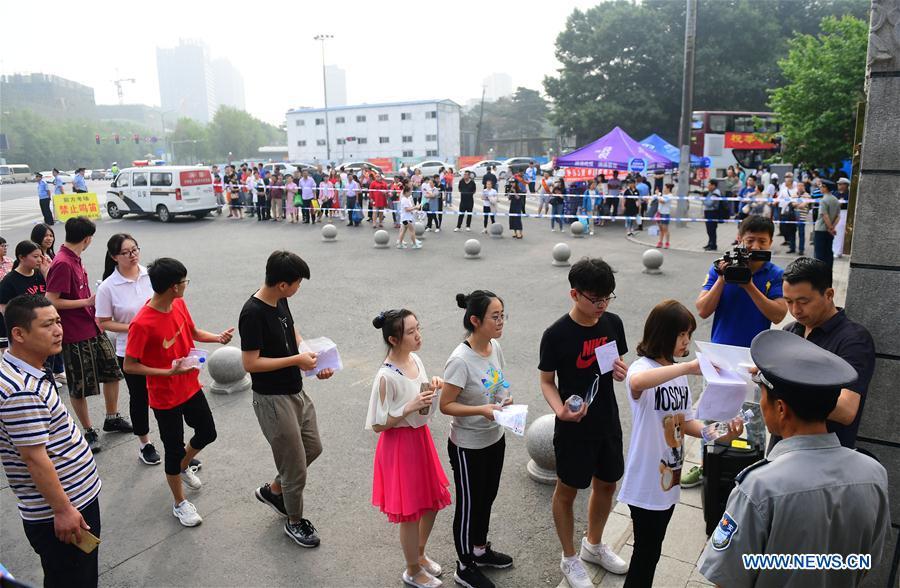 Examinees enter an exam venue in Changchun, northeast China\'s Jilin Province, June 7, 2018. About 9.75 million students have registered for the national college entrance examination, which takes place from June 7 to 8. (Xinhua/Lin Hong)