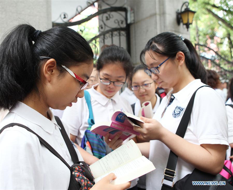 Examinees review lessons outside the exam venue at Shanghai No. 54 High School in Shanghai, east China, June 7, 2018. About 9.75 million students have registered for the national college entrance examination, which takes place from June 7 to 8. (Xinhua/Xu Xiaoxuan)