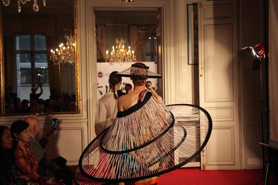 A models shows a silk dress at the Paris China Cultural Center on June 5, 2018.  (Photo provided to Chinaculture.org)