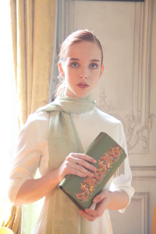 A model shows silk scarves and handbags at the Paris China Cultural Center on June 5, 2018.  (Photo provided to Chinaculture.org)