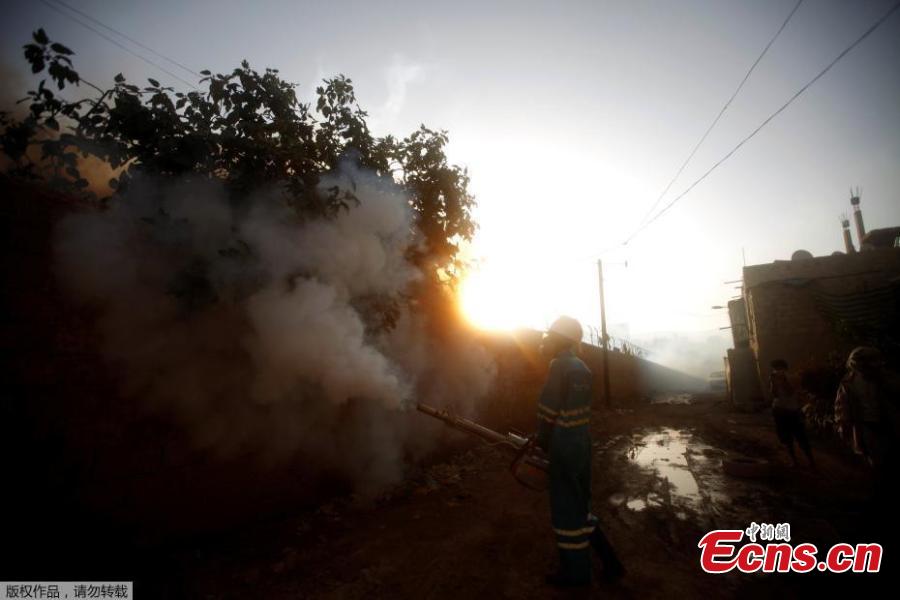 Public health workers spray insecticide amid fears of a new cholera outbreak in Sanaa, Yemen, June 7, 2018. Yemen’s rainy season will likely trigger another wave of cholera, putting millions at risk in the war-torn country, which is still reeling from one of the world’s worst outbreaks of the killer disease, scientists warned in May. (Photo/Agencies)