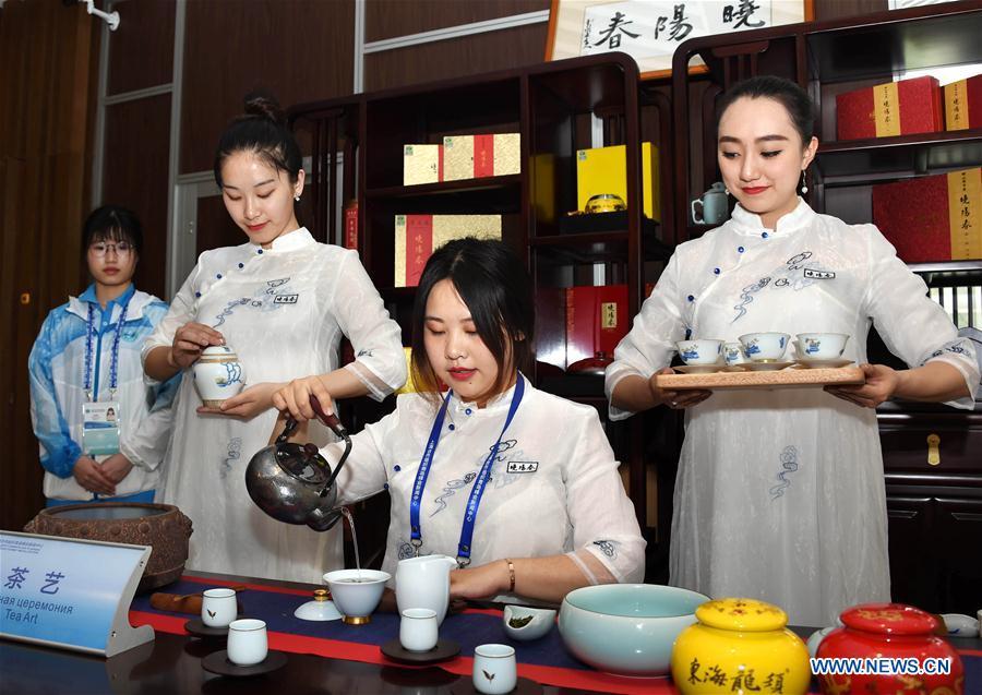 Photo taken on June 6, 2018 shows a tea art show at the media center for the 18th Shanghai Cooperation Organization (SCO) Summit in Qingdao, east China\'s Shandong Province. (Xinhua/Li Ziheng)