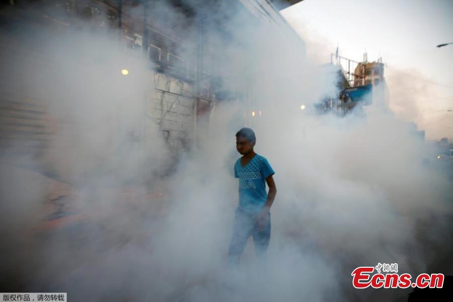 Public health workers spray insecticide amid fears of a new cholera outbreak in Sanaa, Yemen, June 7, 2018. Yemen’s rainy season will likely trigger another wave of cholera, putting millions at risk in the war-torn country, which is still reeling from one of the world’s worst outbreaks of the killer disease, scientists warned in May. (Photo/Agencies)