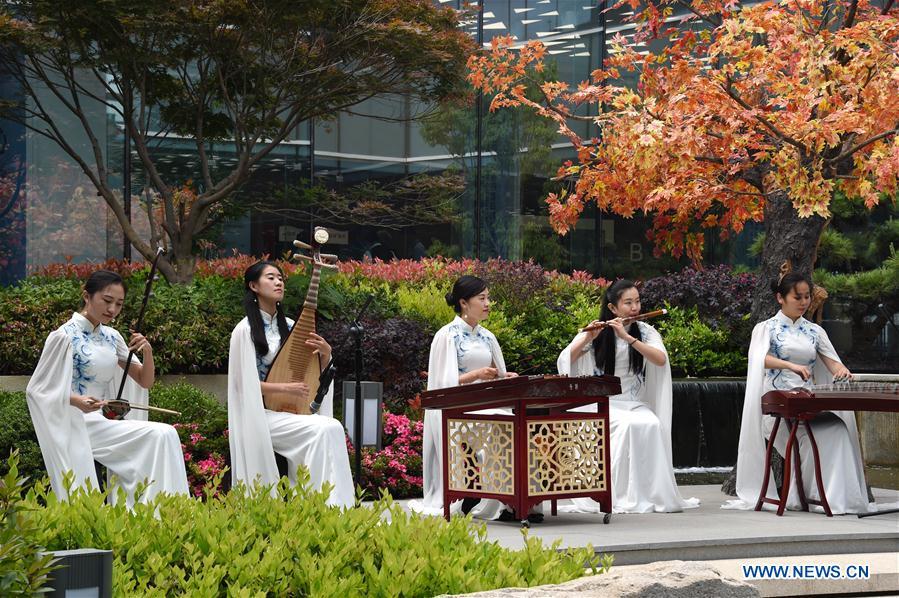 Photo taken on June 6, 2018 shows a folk music performance at the media center for the 18th Shanghai Cooperation Organization (SCO) Summit in Qingdao, east China\'s Shandong Province. (Xinhua/Guo Xulei)
