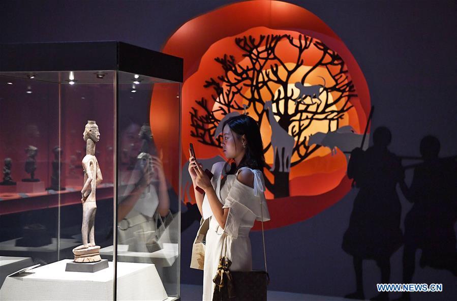 A journalist takes photos at the African Art Exhibition in southwest China\'s Chongqing, June 7, 2018. The exhibition will open to the public from June 8 to Sept. 9. (Xinhua/Wang Quanchao)