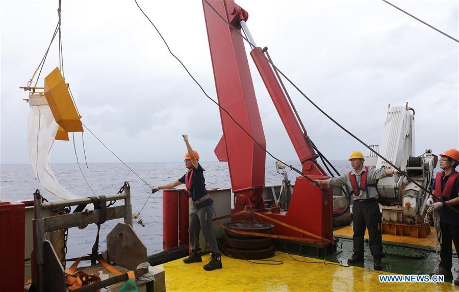 Members of China\'s Antarctic expedition put a micro plastic collector into the sea, Nov. 19, 2017. World Oceans Day, a UN-designated day held annually on June 8, aims to arouse people\'s consciousness to preserve oceans on Earth. (Xinhua/Bai Guolong)