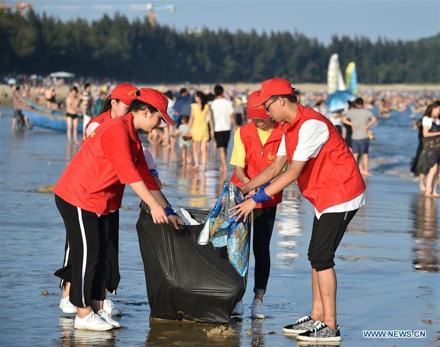 Volunteers clean waste on beach in Dongshan County, southeast China\'s Fujian Province, Oct. 2, 2017. World Oceans Day, a UN-designated day held annually on June 8, aims to arouse people\'s consciousness to preserve oceans on Earth. (Xinhua/Song Weiwei)