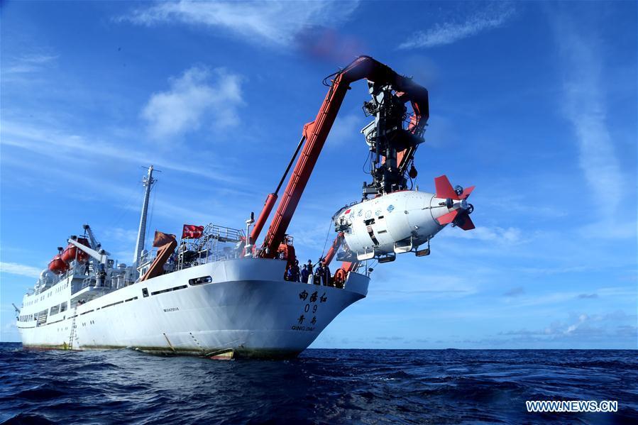 China\'s manned submersible Jiaolong is prepared to dive in the Yap Trench in the west Pacific, June 13, 2017. World Oceans Day, a UN-designated day held annually on June 8, aims to arouse people\'s consciousness to preserve oceans on Earth. (Xinhua/Liu Shiping)