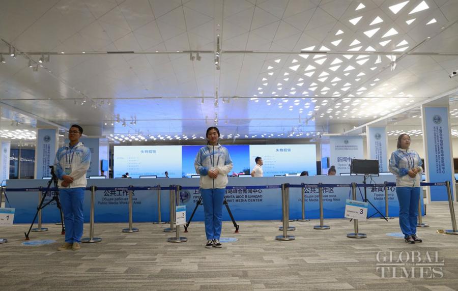 Volunteers stand at attention in the media center for the 18th Shanghai Cooperation Organization Summit in Qingdao, East China\'s Shandong Province, on June 7, 2018. (Photo: Li Hao/GT)
