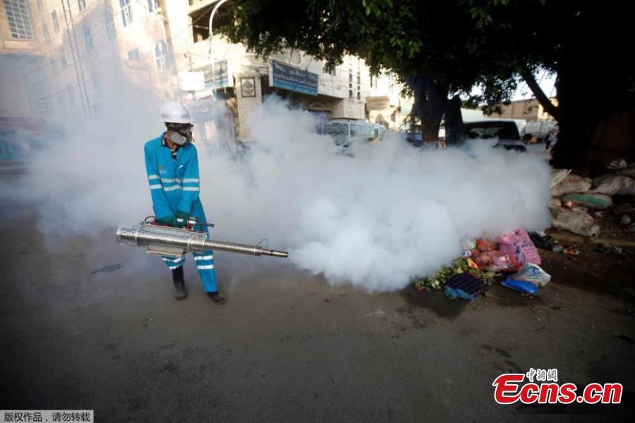 Public health workers spray insecticide amid fears of a new cholera outbreak in Sanaa, Yemen, June 7, 2018. Yemen’s rainy season will likely trigger another wave of cholera, putting millions at risk in the war-torn country, which is still reeling from one of the world’s worst outbreaks of the killer disease, scientists warned in May. (Photo/Agencies)