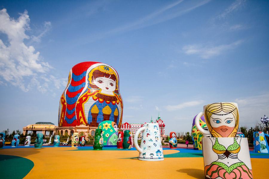 The Matryoshka Piazza in Manchuria, North China\'s Inner Mongolia autonomous region, June 5, 2018. (Photo provided to chinadaily.com.cn)

A 30-meter-tall matryoshka doll, deemed the largest of its kind worldwide, has become a major attraction in Manchuria, China\'s northern region adjacent to Russia and Mongolia.

The main doll features paintings of girls from the three nations, and it is surrounded by 30 exquisite Easter eggs and 200 nesting dolls symbolizing countries and regions around the globe.

Tourists and local schoolchildren visit this iconic tourist spot at the Matryoshka Piazza to experience the perfect fusion of Eastern and Western cultures.