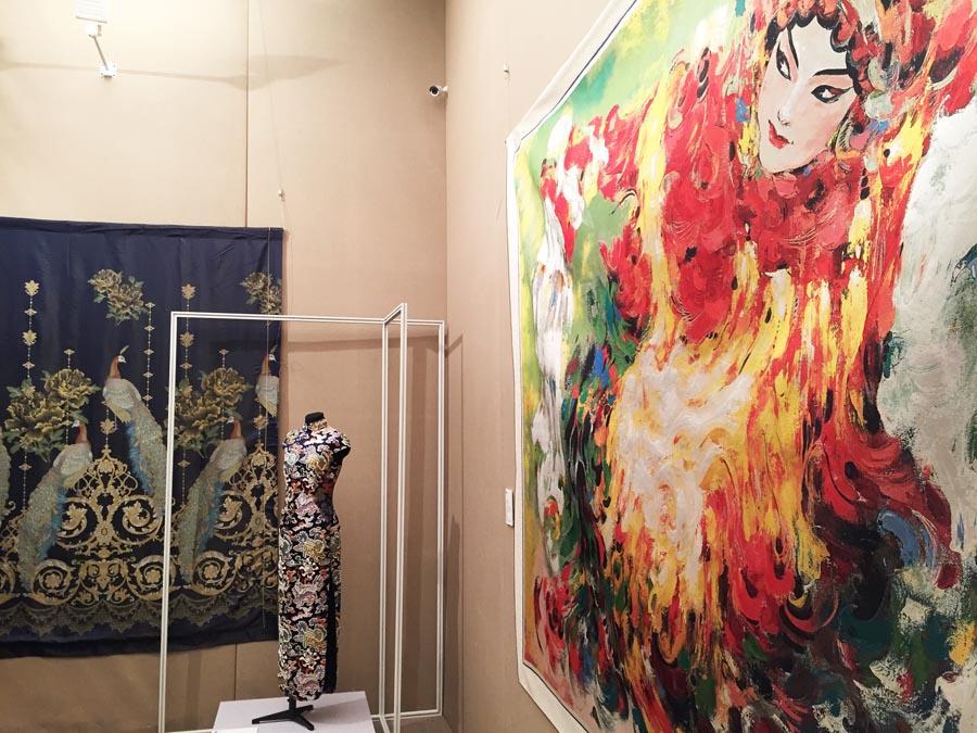 Brocade painting The Drunken Beauty displayed at the Paris China Cultural Center on June 5, 2018. (Photo provided to Chinaculture.org)

Exhibition Reconstruction: Techniques and Design of Chinese Silk opened at the Paris China Cultural Center on Tuesday and will run through June 28.

Sponsored by the China Culture Center in Paris and the Zhejiang Provincial Culture Department , and organized by the China National Silk Museum, the exhibition is another highlight of the Chinese Culture and Tourism Ministry\'s international program of China Week: Inheritance and Innovation - a month-long event focusing on cultural creative products from China.

Using silk as the carrier, the new exhibition presents the techniques and charm of the ancient Chinese silk through four sub-themes: Broderie, Impression, Tissage, and Teinture, that is, embroidery, printing, weaving and dyeing.
