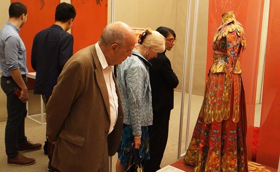 Visitors look at an embroidered dress at the Paris China Cultural Center on June 5, 2018.  (Photo provided to Chinaculture.org)