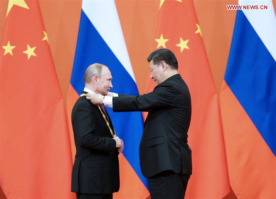 Chinese President Xi Jinping awards his Russian counterpart Vladimir Putin the first-ever Friendship Medal of the People\'s Republic of China at the Great Hall of the People in Beijing, capital of China, June 8, 2018. (Xinhua/Yao Dawei)
