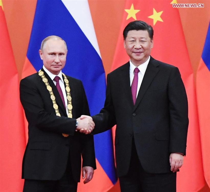 Chinese President Xi Jinping awards his Russian counterpart Vladimir Putin the first-ever Friendship Medal of the People\'s Republic of China at the Great Hall of the People in Beijing, capital of China, June 8, 2018. (Xinhua/Shen Hong)