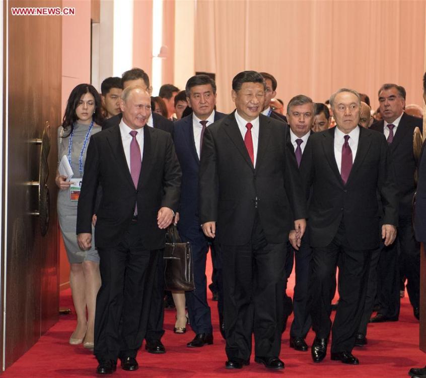 Chinese President Xi Jinping (C, front) and guests attending the 18th Shanghai Cooperation Organization (SCO) summit head for a banquet in Qingdao, east China\'s Shandong Province, June 9, 2018. (Xinhua/Li Xueren)