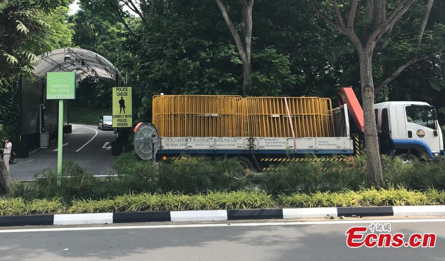 Workers erect a fence near the Capella Resort on Sentosa Island, Singapore, June 10, 2018. (Photo: China News Service/Meng Xiangjun)