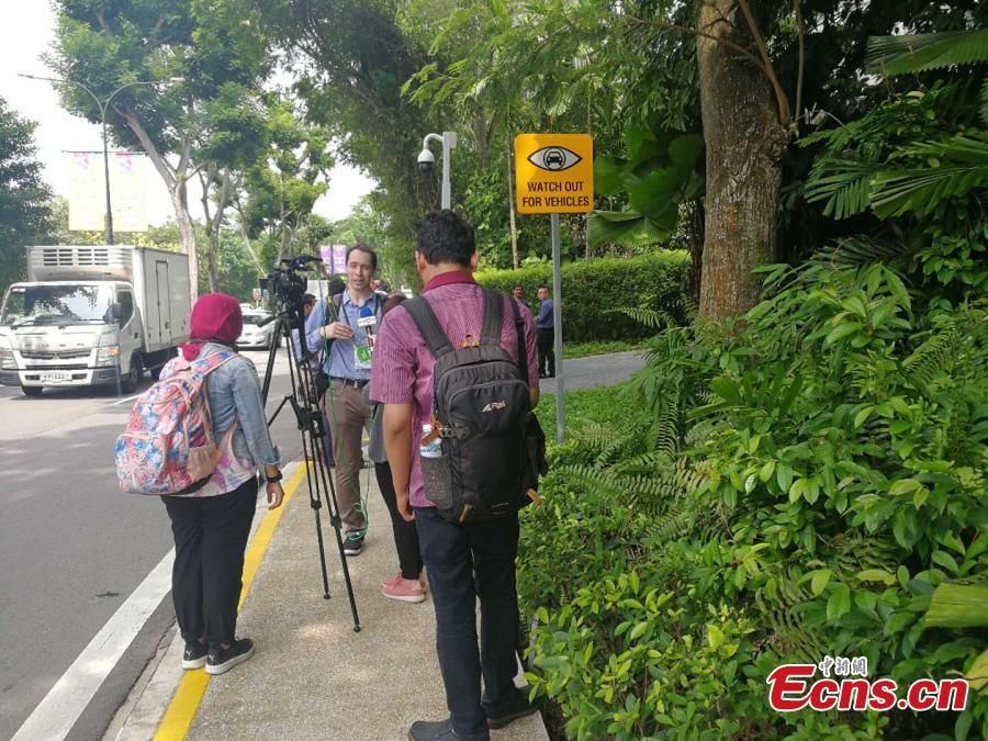 Reporters are seen near the Capella Resort on Sentosa Island, Singapore, June 10, 2018. The summit between United States President Donald Trump and Democratic People\'s Republic of Korea supreme leader Kim Jong-un will be held at the Capella Resort. (Photo: China News Service/Xu Fangqing)